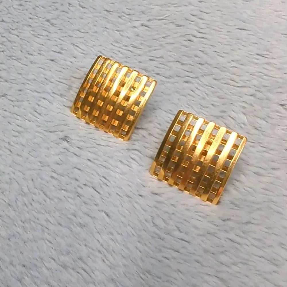 Vintage 80's Goldtone Square Basket Weave Style Pierced Earrings - Picture 6 of 6